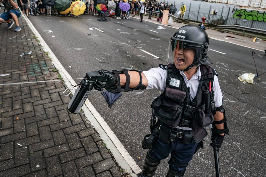 Policial usa spray de pimenta durante confronto com manifestantes do lado de fora do Conselho Legislativo de Hong Kong que foi invadido nesta manhã, em Hong Kong - 01/07/2019 Policial usa spray de pimenta durante confronto com manifestantes do lado de fora do Conselho Legislativo de Hong Kong que foi invadido nesta manhã, em Hong Kong - 01/07/2019