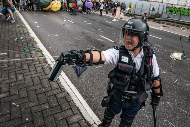 Policial usa spray de pimenta durante confronto com manifestantes do lado de fora do Conselho Legislativo de Hong Kong que foi invadido nesta manhã, em Hong Kong - 01/07/2019