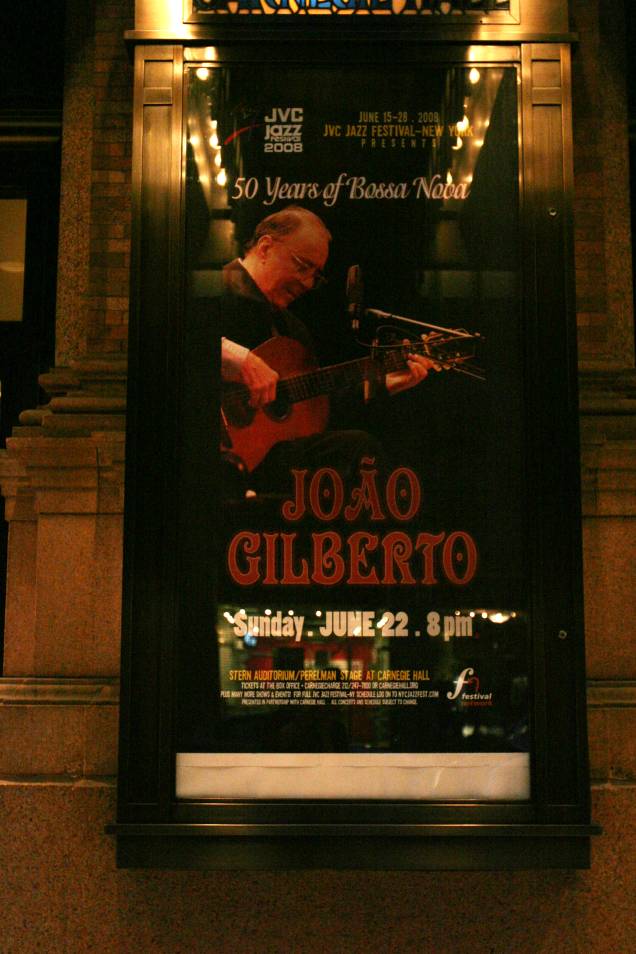 Cartaz do show de João Gilberto no Carnegie Hall em Nova York, em homenagem aos 50 anos da Bossa Nova, no ano de 2008