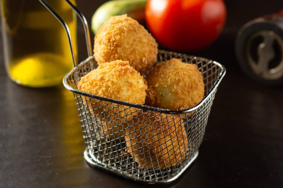 Opção de entrada no menu de jantar: bolinho de arroz