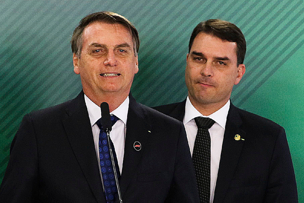 O presidente da República, Jair Bolsonaro, com o filho Flávio, que é senador, em cerimônia no Palácio do Planalto - 24/06/2019