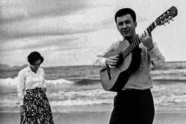 ...na praia com a primeira mulher, Astrud, que participou do lendário álbum 'Getz/Gilberto', de 1964...