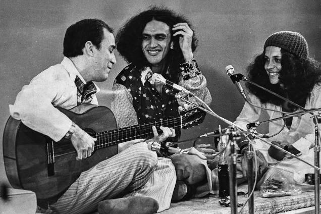 ...toca violão com os tropicalistas Caetano Veloso e Gal Costa, dois de seus discípulos mais aplicados