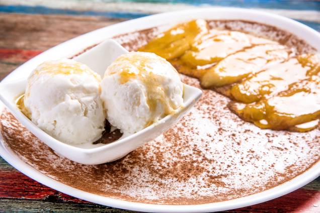 Pedida doce: banana flambada com pisco e servida com sorvete de tapioca Pedida doce: banana flambada com pisco e servida com sorvete de tapioca