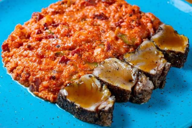 Tataki de atum selado na crosta de pimenta-rosa: variedade de prato principal Tataki de atum selado na crosta de pimenta-rosa: variedade de prato principal