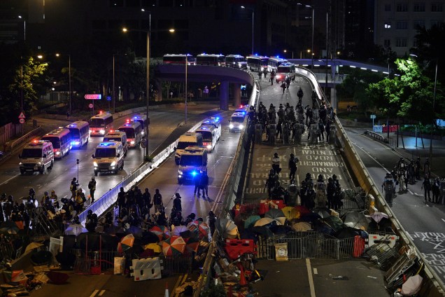 Polícia monta guarda nas estradas depois que manifestantes invadiram a sede do governo em Hong Kong. A polícia de choque disparou gás lacrimogêneo enquanto tentavam desalojar os manifestantes - 01/07/2019