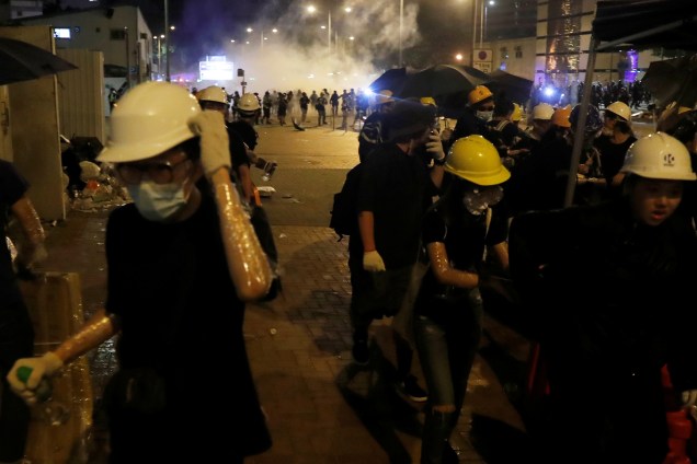 Manifestantes reagem após gás lacrimogêneo ser disparado pela polícia do lado de fora do prédio do Conselho Legislativo que foi invadido mais cedo - 01/07/2019