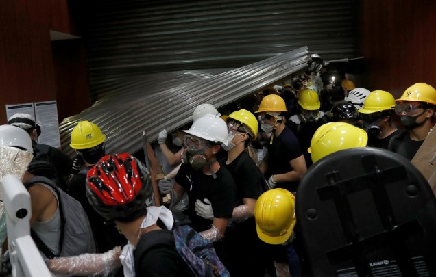 Manifestantes invadem o prédio do Conselho Legislativo durante o aniversário da transferência de Hong Kong para a China em Hong Kong - 01/07/2019