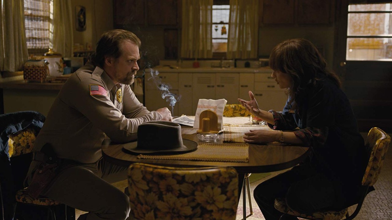 Jim Hopper (David Harbour) e Joyce Byers (Winona Ryder) em cena de 'Stranger Things'