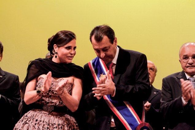 Nejmi ao lado do marido, Omar Aziz: patrimônio declarado de 30,3 milhões de reais