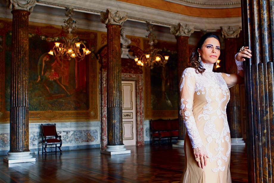 Nejmi Aziz, ex-primeira-dama do Amazonas, posando no salão nobre do Teatro Amazonas