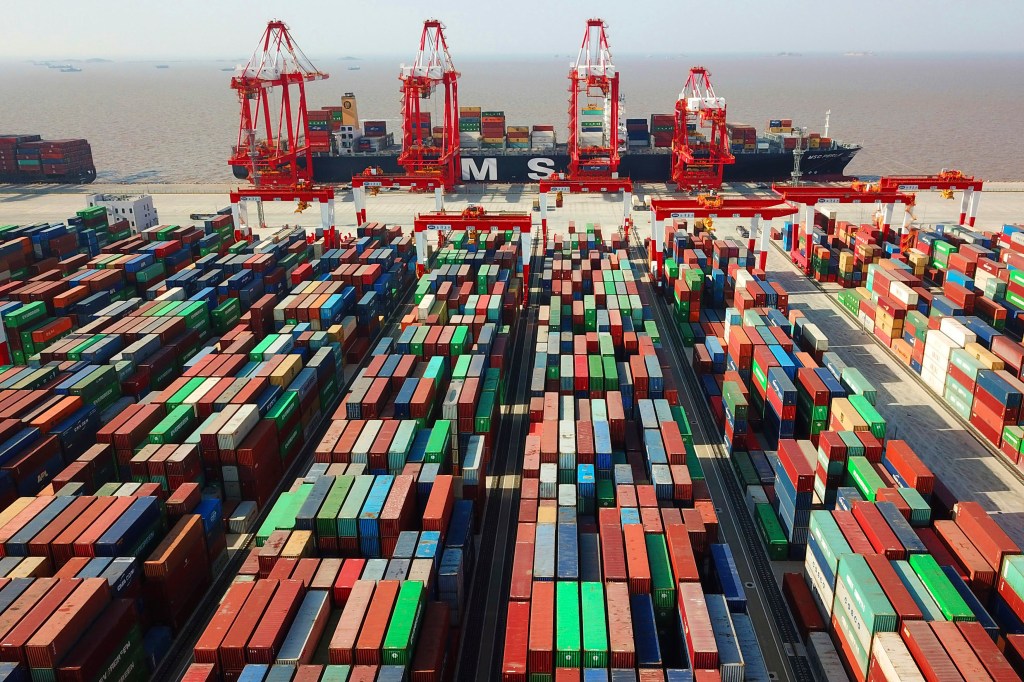 Doca de contêineres do Porto de Yangshan, na China (Chinatopix via AP, File)