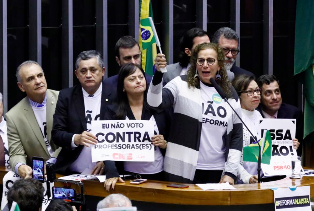 Deputados de esquerda protestam contra a reforma no plenário da Câmara