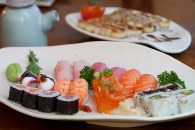 Combinado de 18 peças sushi rio: prato principal do menu