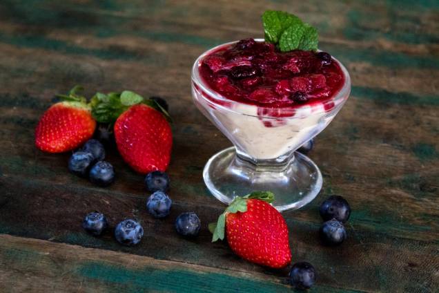 Para adoçar a refeição: arroz doce com calda de frutas vermelhas servido no almoço Para adoçar a refeição: arroz doce com calda de frutas vermelhas servido no almoço