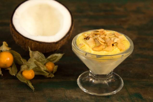 O momento doce da noite: mousse de coco com baba de moça e amêndoas O momento doce da noite: mousse de coco com baba de moça e amêndoas