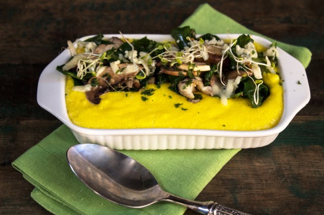 Polenta cremosa com espinafre, gorgonzola e cogumelos salteados: entrada do menu de jantar