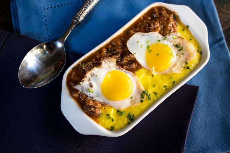 Entrada do menu de almoço: polenta cremosa com picadinho de carne e ovo de codorna