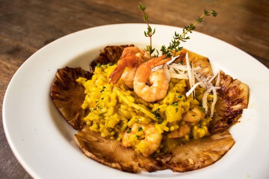 Pedida principal do jantar: risoto de camarão ao curry com abacaxi grelhado e chips de coco