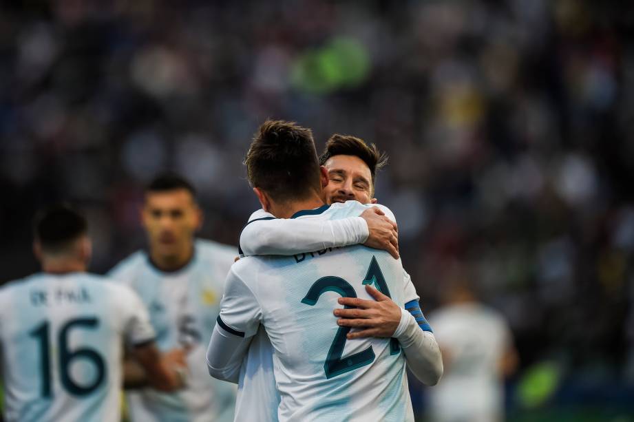 Com Lionel Messi, o atacante Paulo Dybala comemora o segundo gol argentino contra o Chila - Copa América