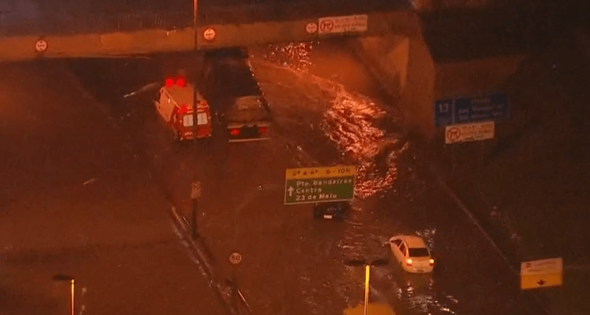 Chuva causa alagamentos em SP; trecho da Marginal Tietê fica intransitável