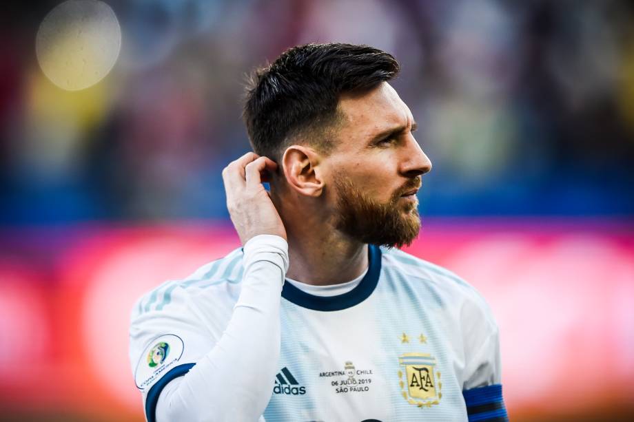 Lionel Messi durante execução do hino nacional da Argentina antes da partida contra o Chile