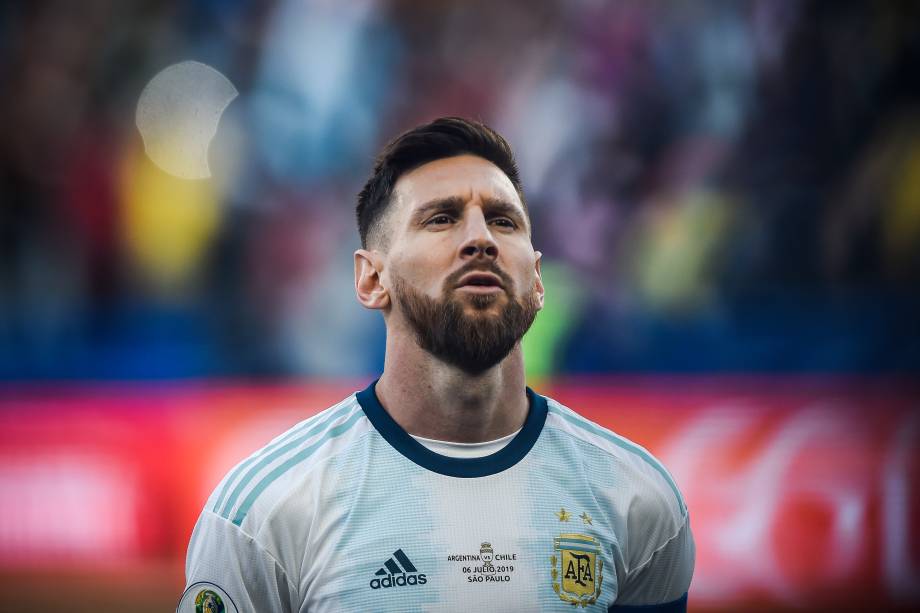 Lionel Messi durante execução do hino nacional da Argentina antes da partida contra o Chile