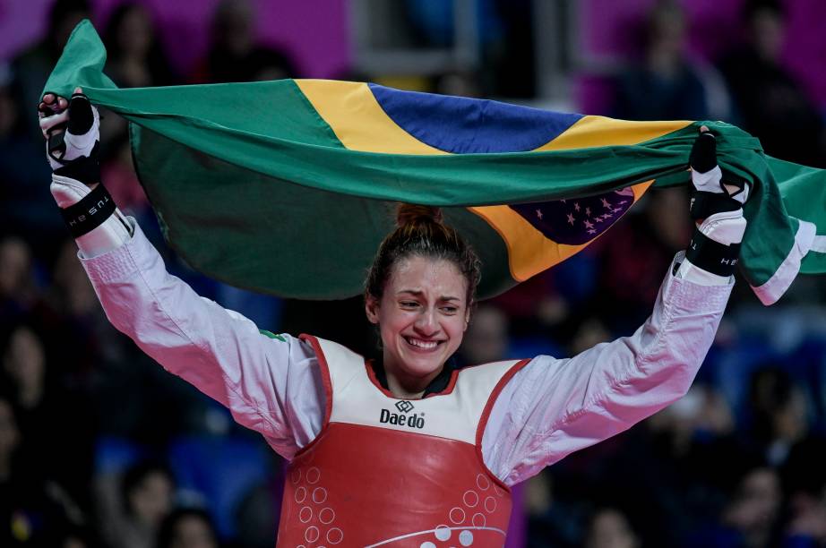 A brasileira Milena Titoneli emocionada após conquistar o ouro no Taekwondo