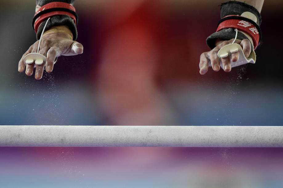 A mexicana Paulina Campos na competição de barras paralelas, em Lima