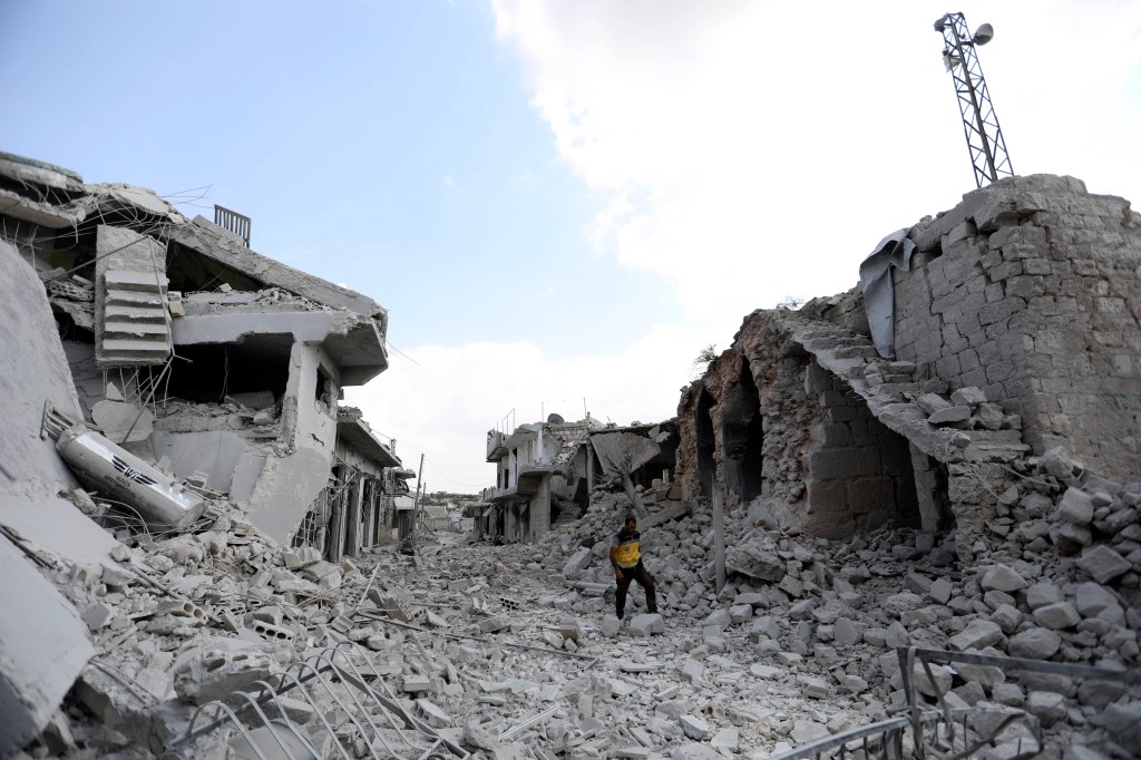 Escombros de um prédio após bombardeios do regime sírio com apoio russo na cidade de Ihsim, Idlib - 14/06/2019