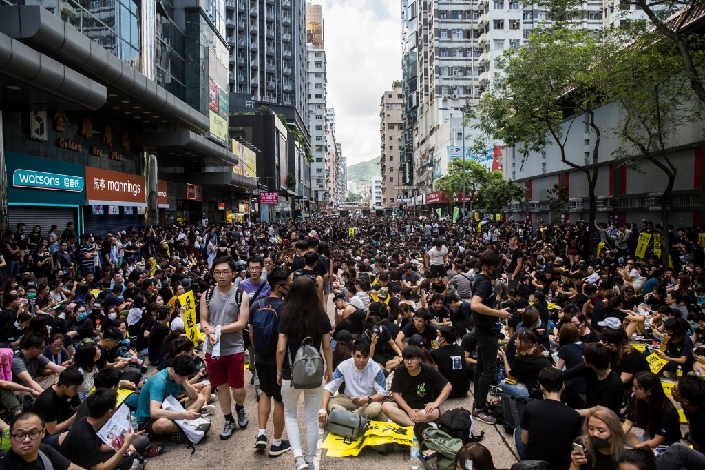 Manifestantes reunidos em importante área comercial de Hong Kong durante ato pró-democracia - 05/08/2019
