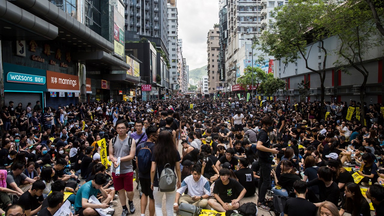 Manifestantes reunidos em importante área comercial de Hong Kong durante ato pró-democracia - 05/08/2019