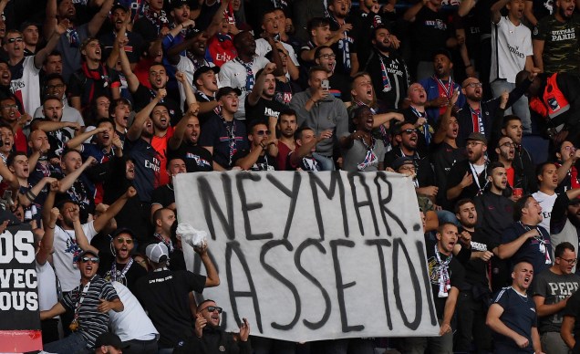 Torcedores do PSG seguram uma faixa que diz "Neymar, vaza daqui!" antes da estreia da equipe pelo campeonato francês contra o Nimes Olympique, no estádio Parc des Princes, em Paris.