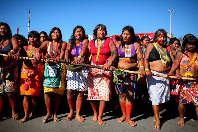 Mulheres indígenas marcham em direção ao prédio do Ministério da Saúde durante protesto contra os cortes orçamentários, reivindicar seus direitos e denunciar o "desmantelamento" dos direitos humanos e ambientais, em Brasília.