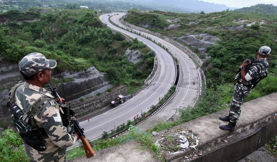 Militares indianos montam guarda na estrada de Jammu-Srinagar, em Nagrota, na Índia.