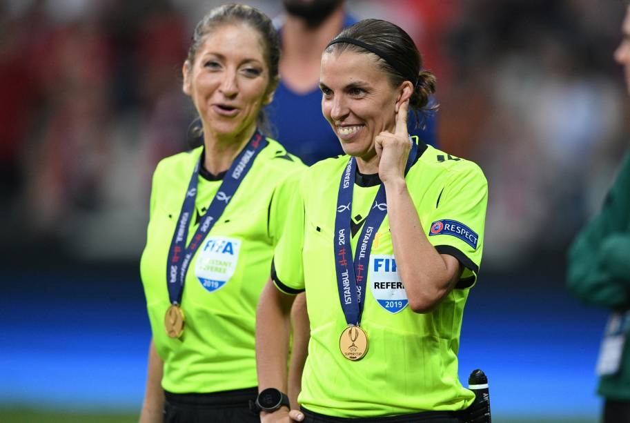 Árbitra Stephanie Frappart ao lado da árbitra assistente Manuela Nicolosi depois da final da Supercopa da UEFA entre Liverpool e Chelsea, no Besiktas Park Stadium, em Istambul. Foi a primeira vez que uma mulher apitou uma final europeia.