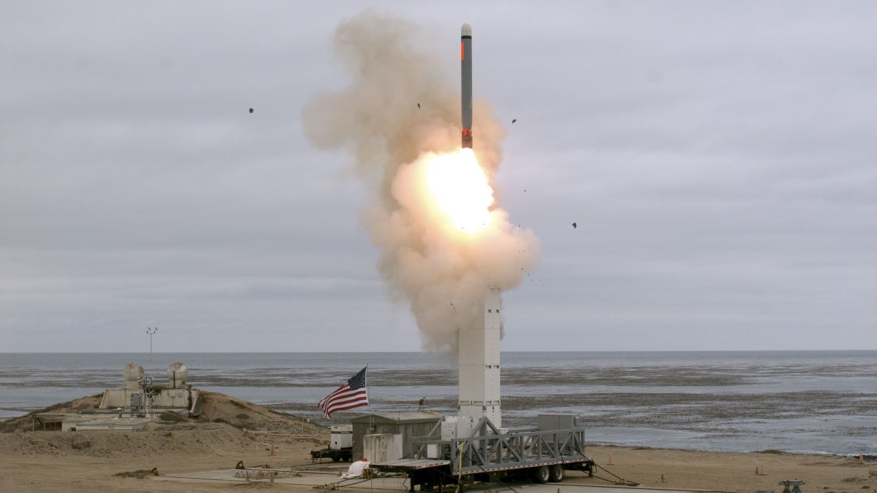 Imagem distribuída pelo Pentágono mostra lançamento de míssil de médio alcance pelos Estados Unidos na ilha de San Nicolas, Califórnia - 18/08/2019