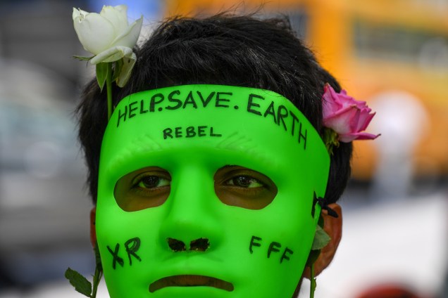 Homem usa máscara em protesto pela conservação da Amazônia diante do consulado do Brasil em Mumbai, Índia - 23/08/2019