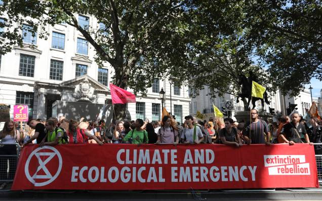 Manifestantes carregam faixa diante da embaixada do Brasil em Londres - 23/08/2019