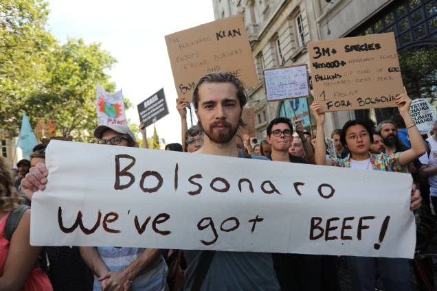 Aos gritos de "Salvem a Amazônia" e "Fora, Bolsonaro", centenas de pessoas se reuniram diante da embaixada de Londres - 23/08/2019