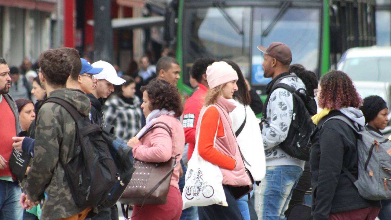 Pessoas se protegem do frio no Viaduto do Chá, centro de São Paulo (SP) (05/08/2019).