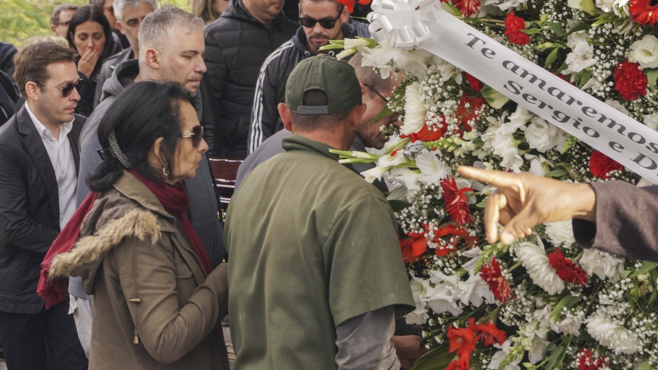 Amigos e familiares durante velório e enterro da escritora atriz e roteirista Fernanda Young no Cemitério de Congonhas, zona sul de São Paulo