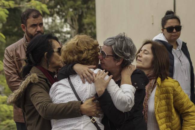 Amigos e familiares durante velório e enterro da escritora atriz e roteirista Fernanda Young no Cemitério de Congonhas, zona sul de São Paulo