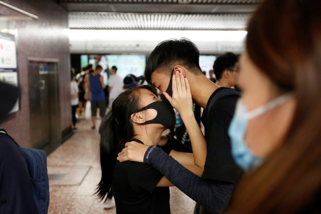 Casal em momento juntos na estação subterrânea Mei Foo, depois que os manifestantes foram para a estação após o gás lacrimogêneo disparado pela polícia, em Hong Kong, China.