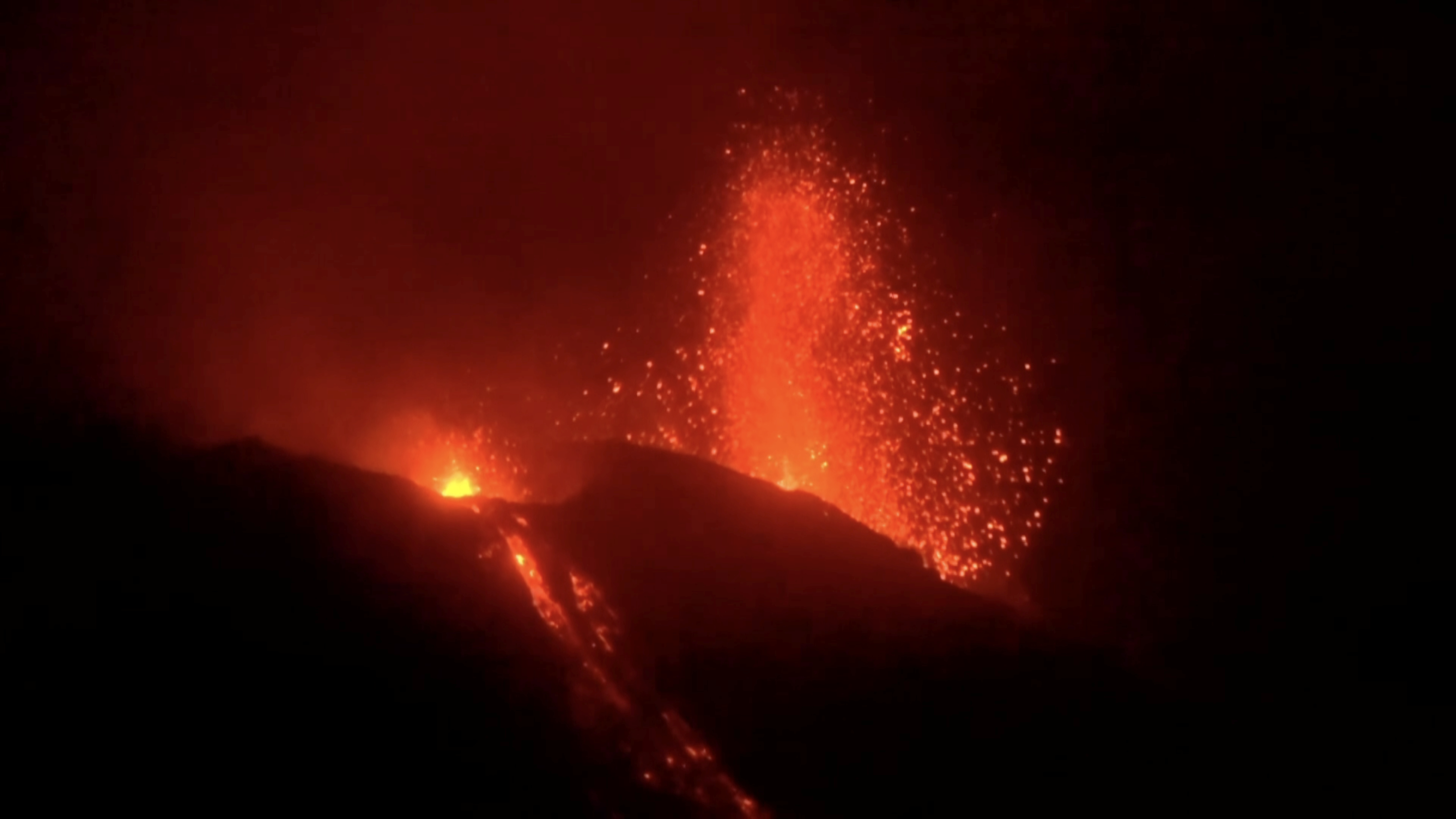 Vulcão Stromboli entra em erupção e turistas fogem VEJA