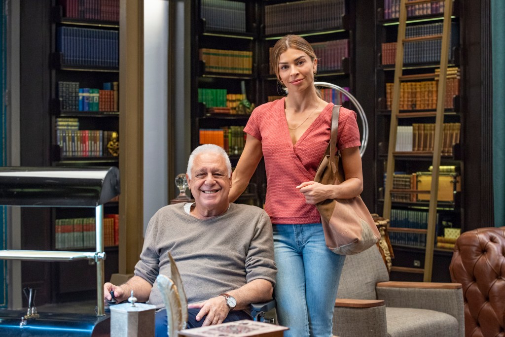 Alberto ( Antonio Fagundes ) e Paloma ( Grazi Massafera ) na biblioteca da mansão Prado Monteiro