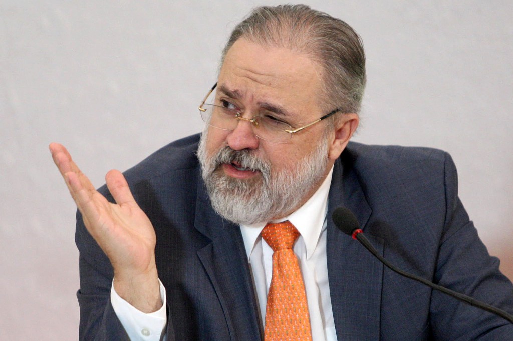 Arthur Lira conduz a sessão da Câmara na terça-feira rodeado por deputados da oposição a Lula