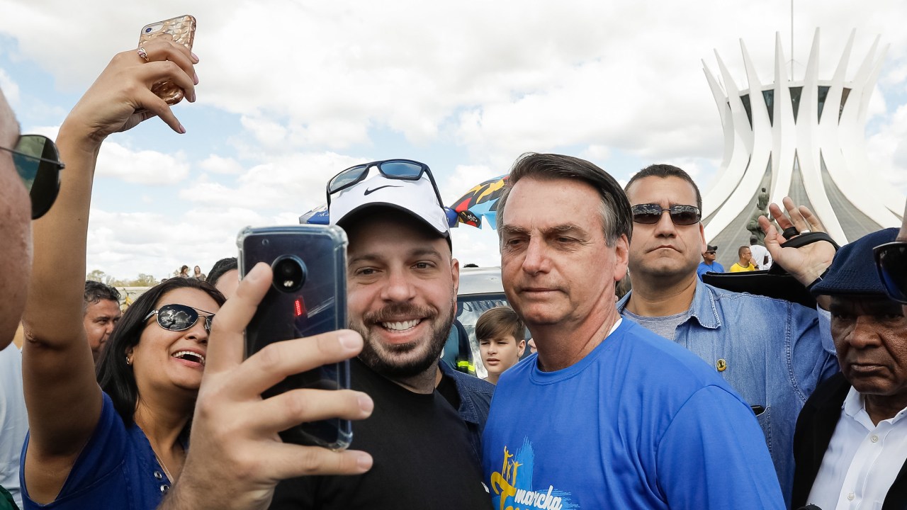 Jair Bolsonaro tira foto com eleitores na Marcha para Jesus pela Família e pelo Brasil em Brasília (10/08/2019)