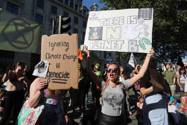 Ativistas da mudança climática se manifestaram do lado de fora da embaixada brasileira em Londres, no Reino Unido