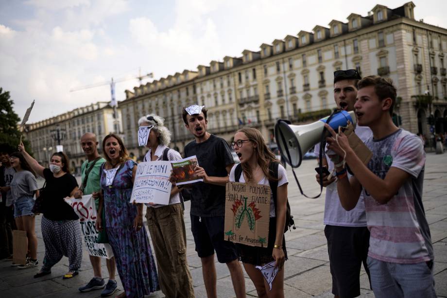 Manifestantes participam de uma manifestação na Piazza Castello em Turim, na Itália